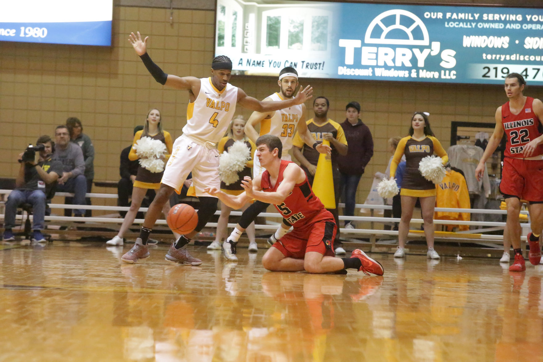 Valparaiso University beats Illinois State in men's basketball